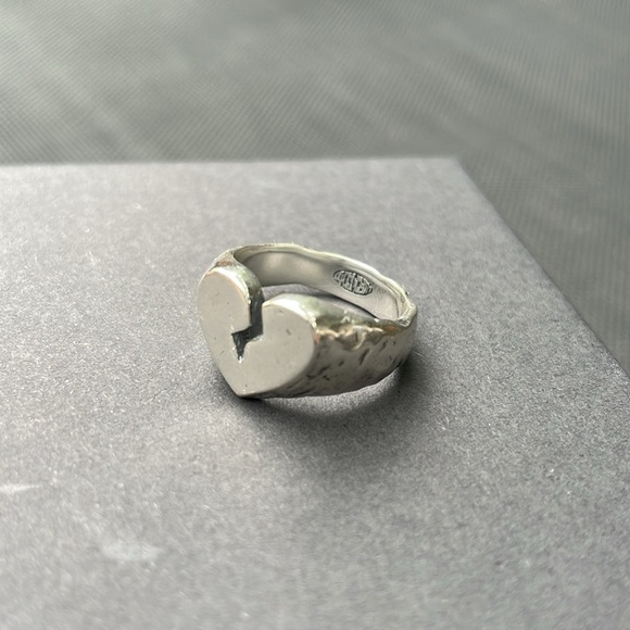 *NEW* Broken Heart Signet Ring UNISEX - size 6.5 - Picture 2 of 8